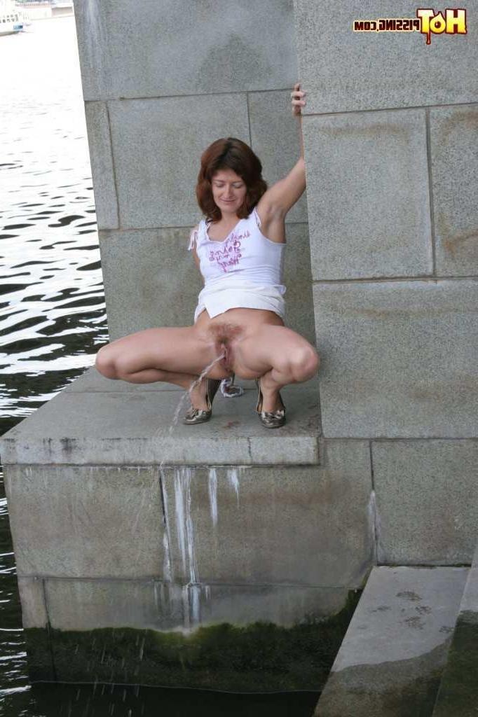 16P Slut pissing outdoors