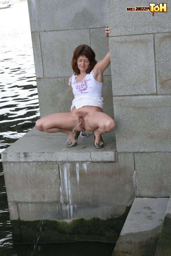16P Slut pissing outdoors