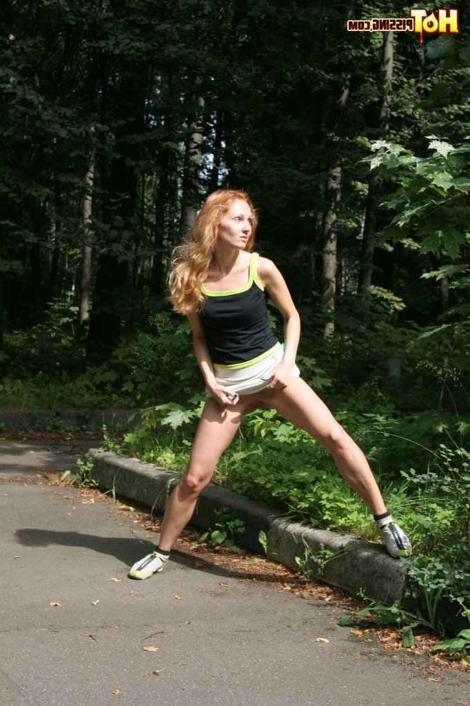 16P Girl pissing outdoors