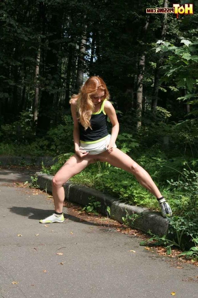 16P Girl pissing outdoors