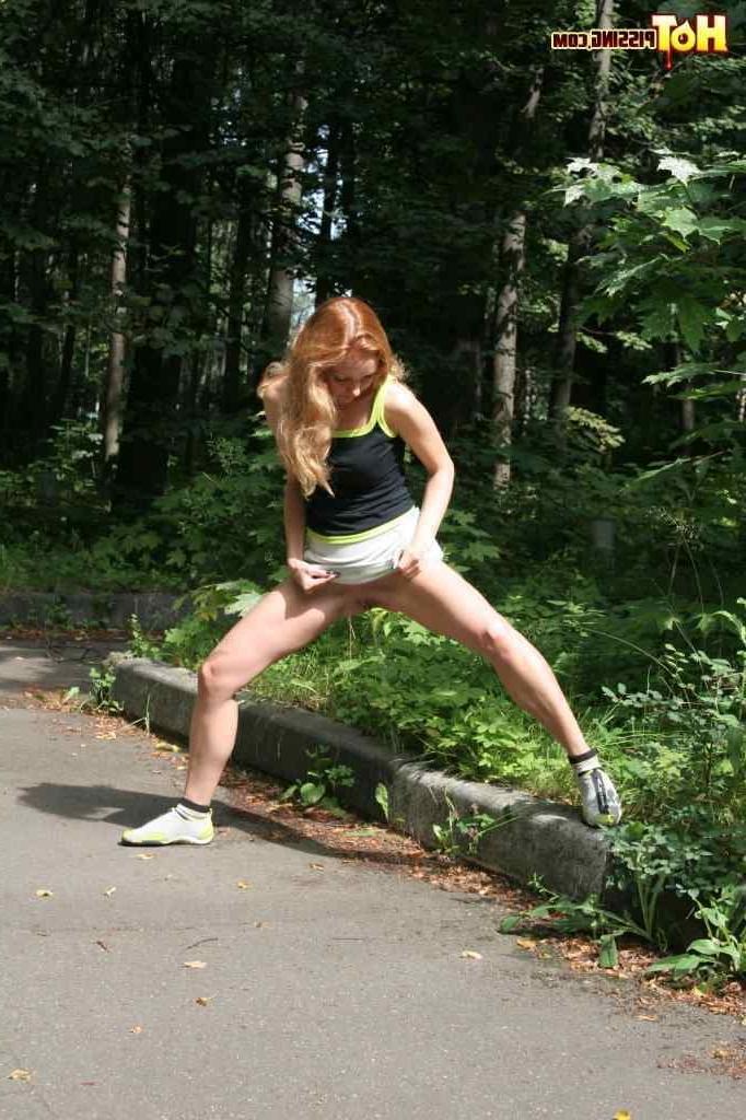 16P Girl pissing outdoors