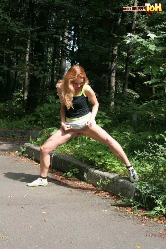 16P Girl pissing outdoors
