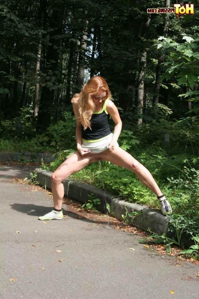 16P Girl pissing outdoors