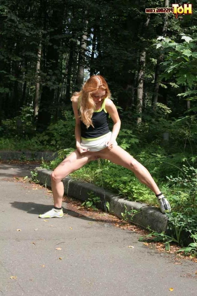 16P Girl pissing outdoors
