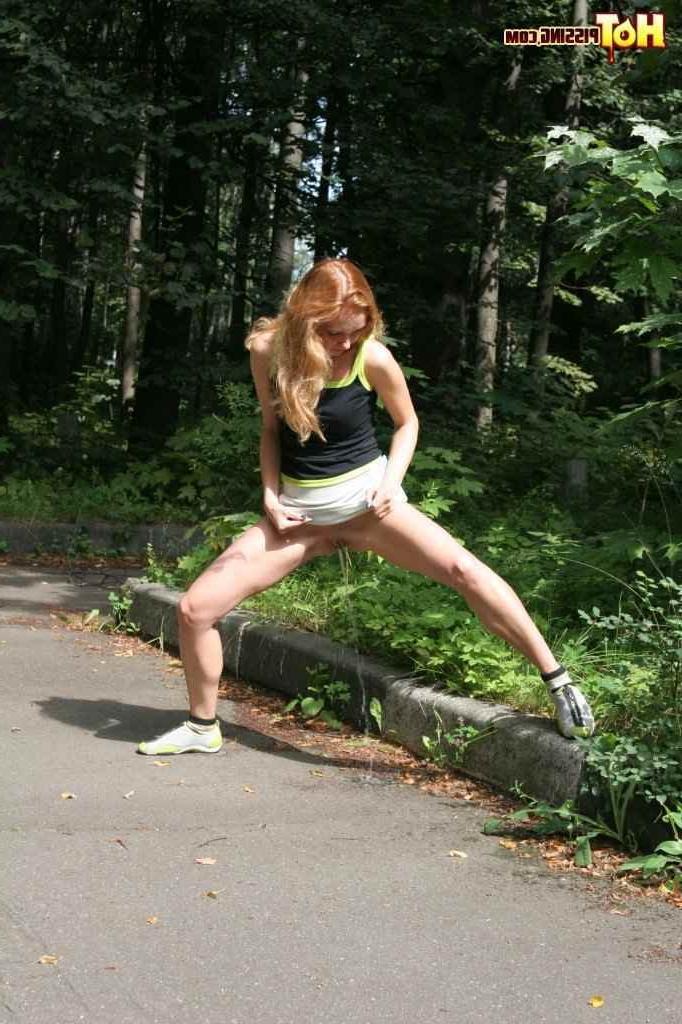 16P Girl pissing outdoors