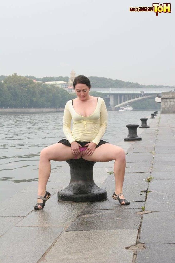 16P Girl pissing outdoors