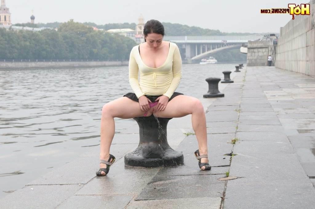 16P Girl pissing outdoors