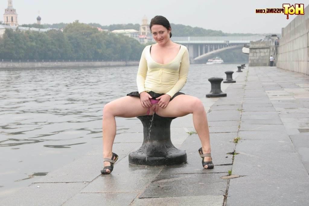 16P Girl pissing outdoors