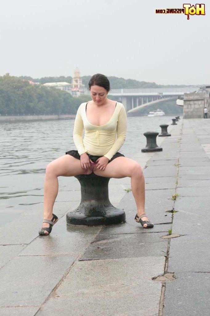 16P Girl pissing outdoors