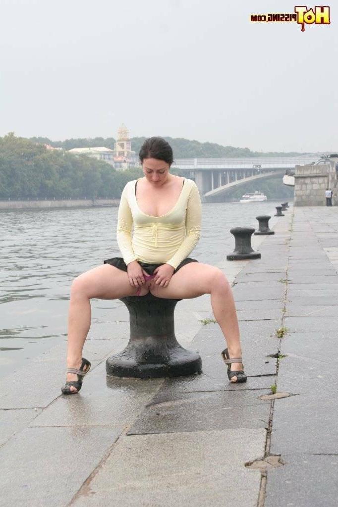 16P Girl pissing outdoors