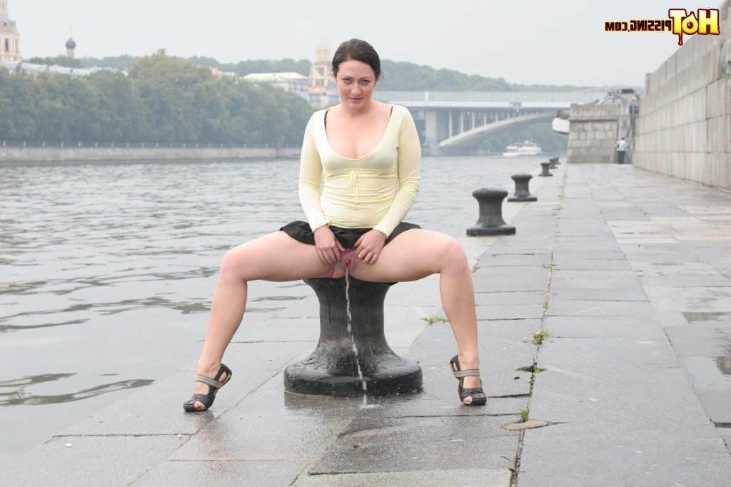 16P Girl pissing outdoors