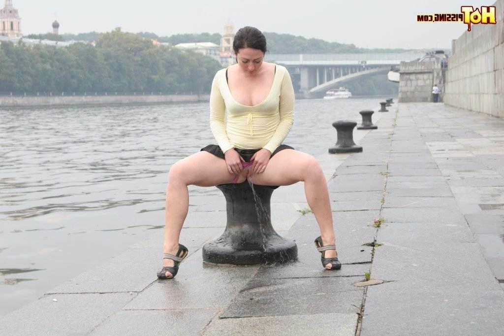 16P Girl pissing outdoors