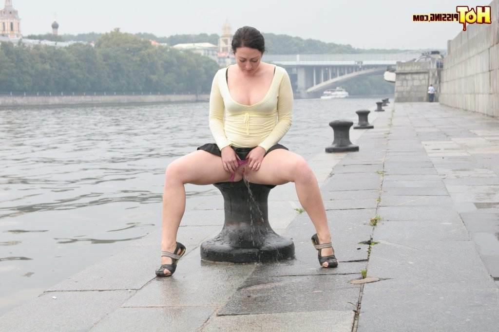 16P Girl pissing outdoors