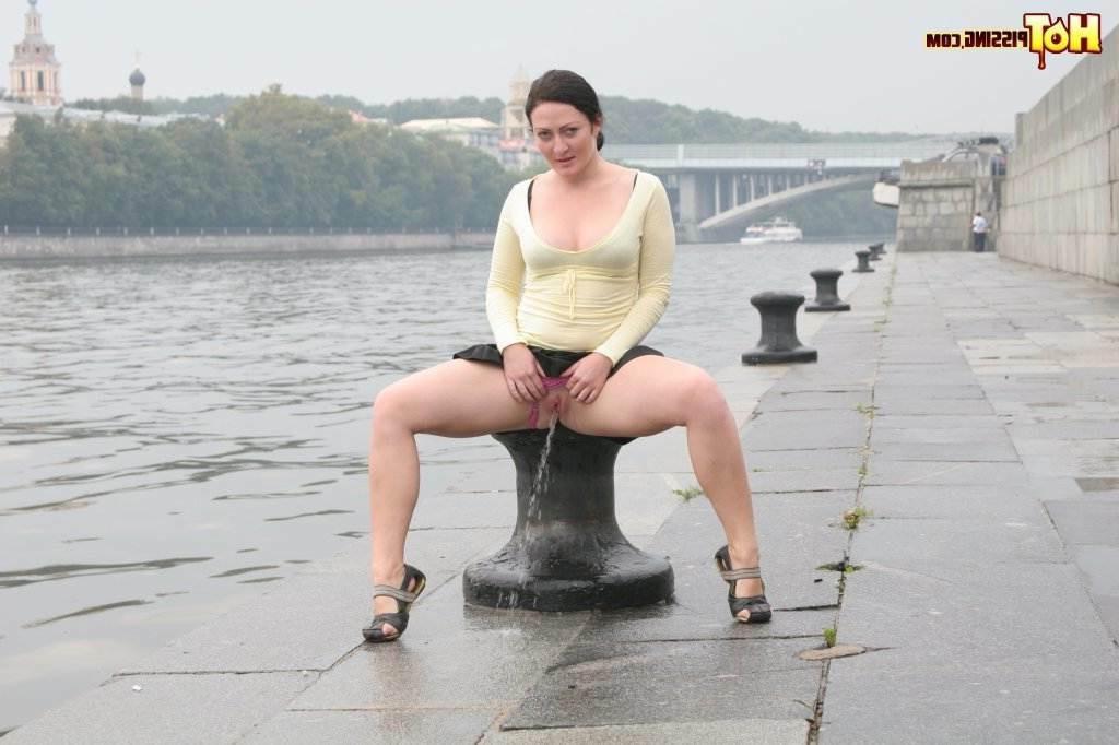 16P Girl pissing outdoors