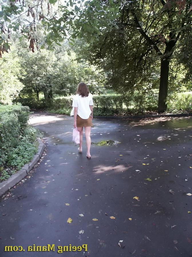 15P Amazing voyeur shots of an unsuspecting girl making a pee in the park