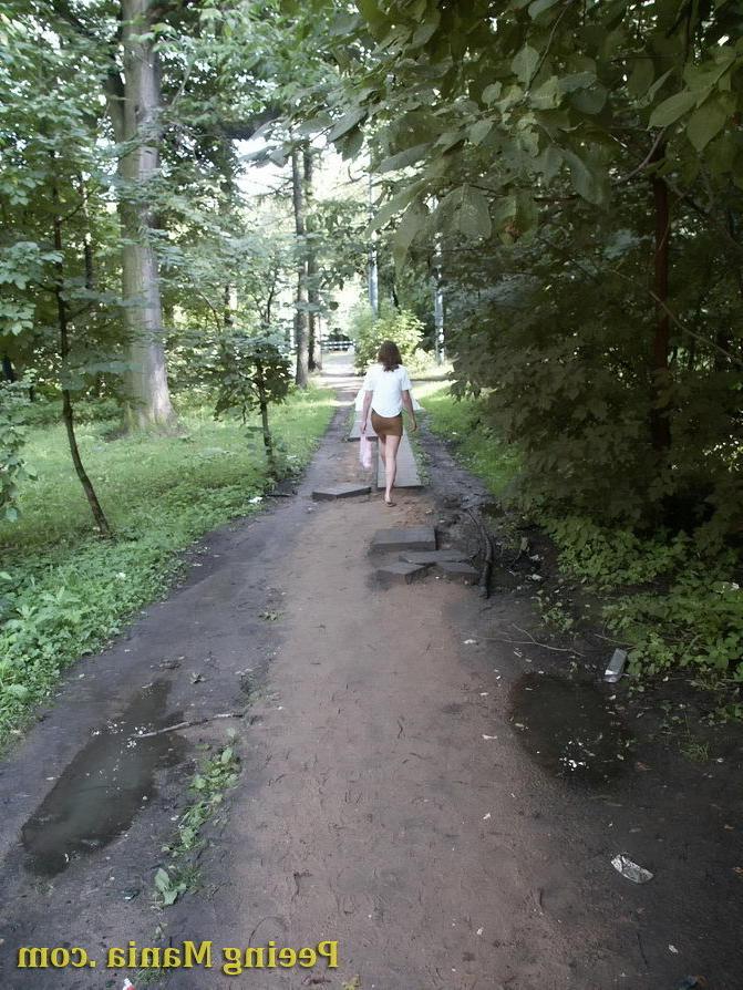 15P Amazing voyeur shots of an unsuspecting girl making a pee in the park