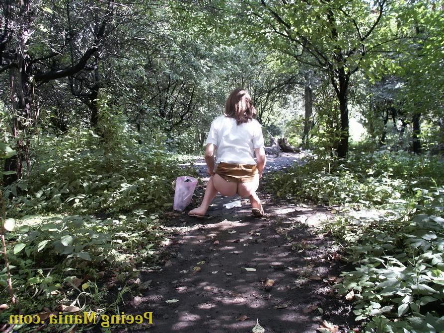 15P Amazing voyeur shots of an unsuspecting girl making a pee in the park
