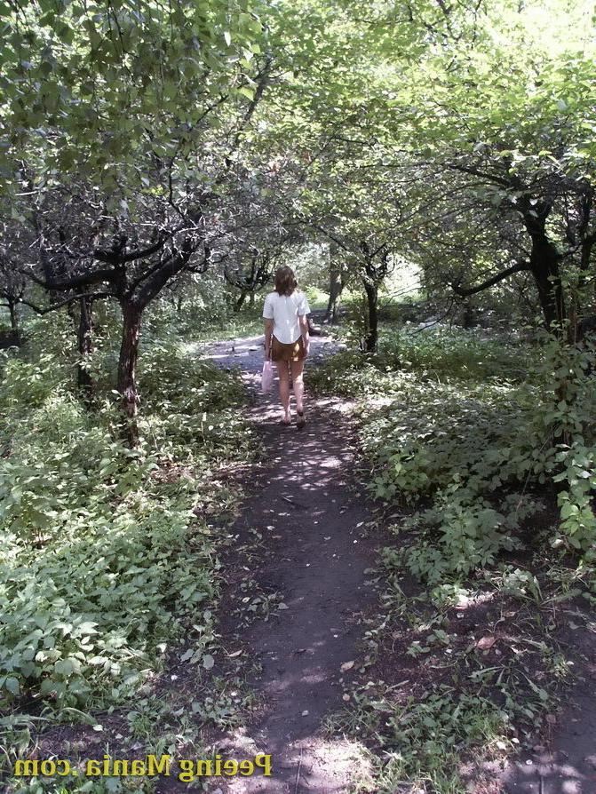 15P Amazing voyeur shots of an unsuspecting girl making a pee in the park