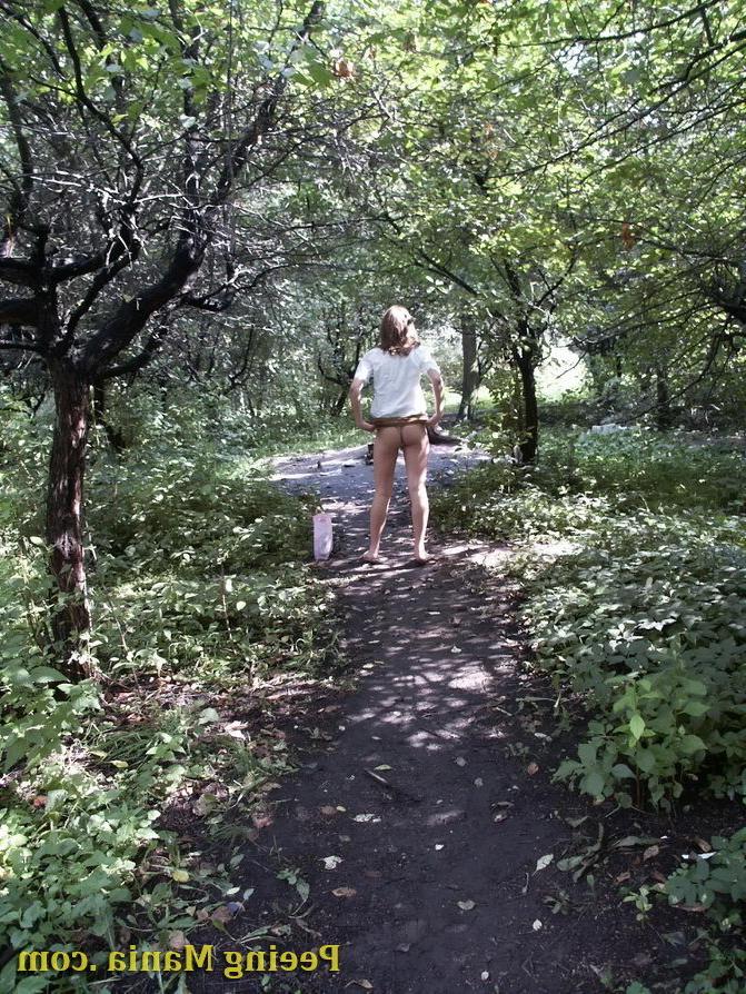 15P Amazing voyeur shots of an unsuspecting girl making a pee in the park