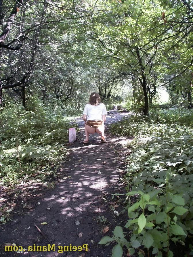 15P Amazing voyeur shots of an unsuspecting girl making a pee in the park