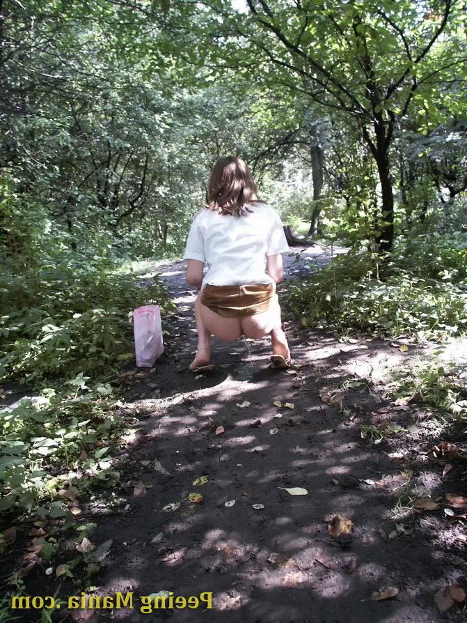 15P Amazing voyeur shots of an unsuspecting girl making a pee in the park