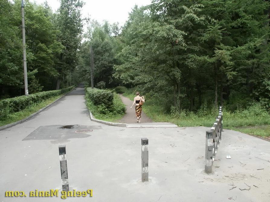 15P Thrilling spying on a miss getting squatted and doing a piss outdoors