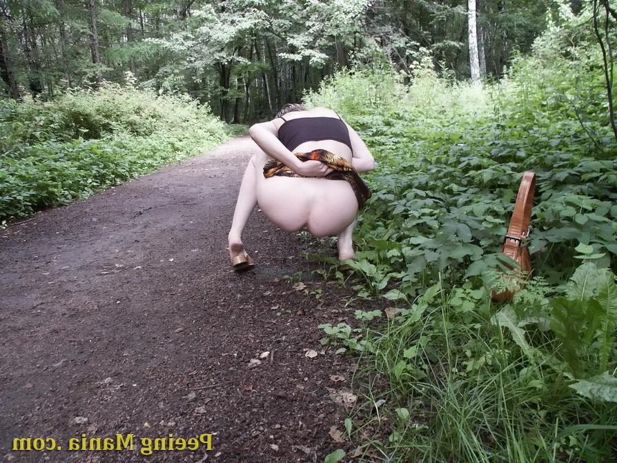 15P Thrilling spying on a miss getting squatted and doing a piss outdoors