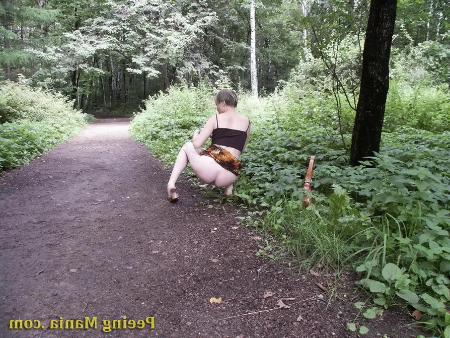 15P Thrilling spying on a miss getting squatted and doing a piss outdoors