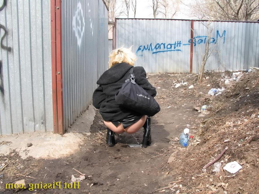 15P Spying on a blondie getting squatted and making a pee behind a garage