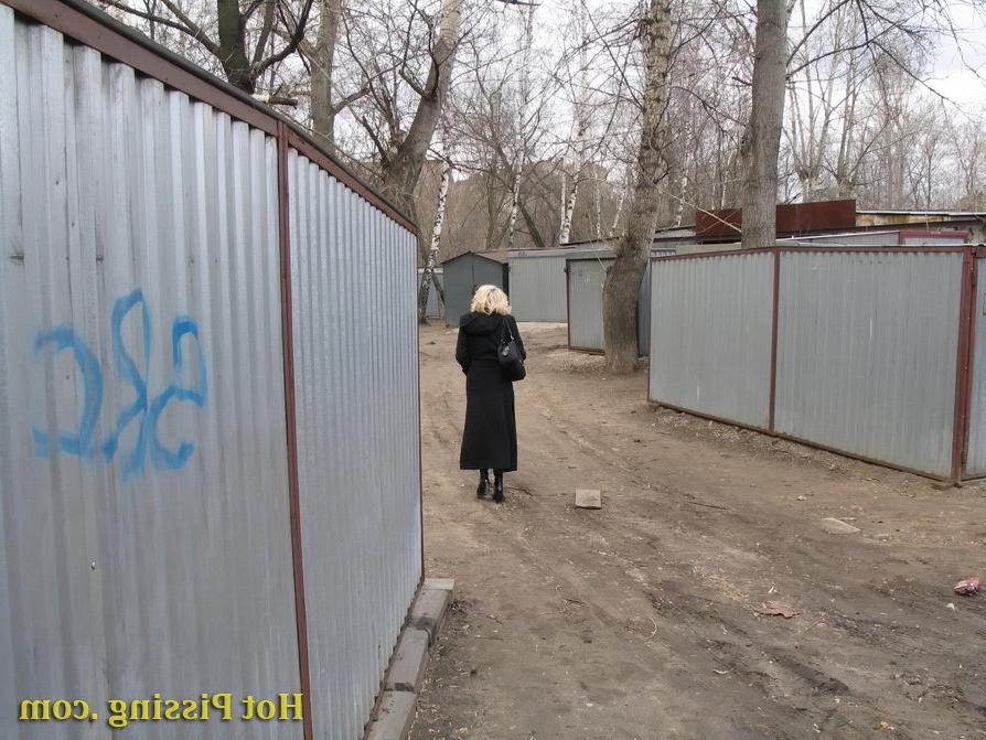 15P Spying on a blondie getting squatted and making a pee behind a garage