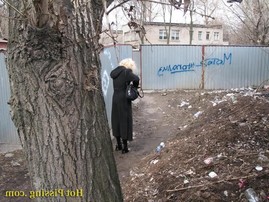 15P Spying on a blondie getting squatted and making a pee behind a garage