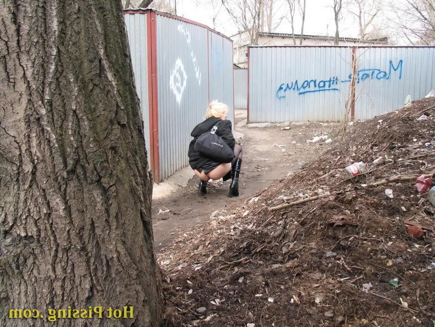 15P Spying on a blondie getting squatted and making a pee behind a garage