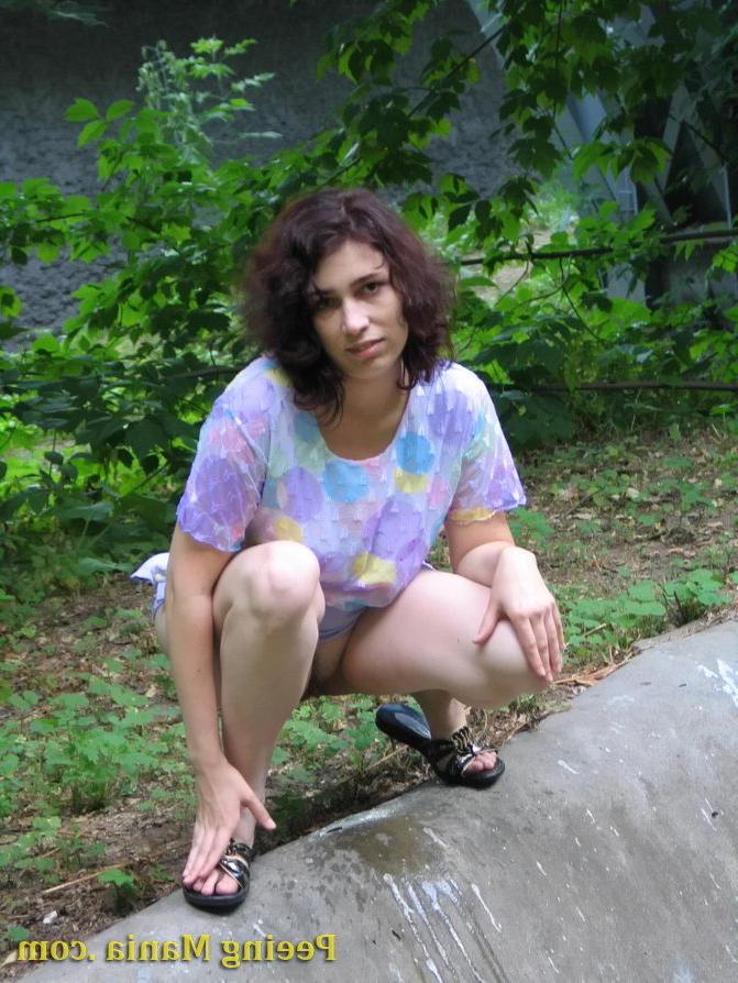15P Pretty girl pulls up her short skirt and starts making a pee outdoors