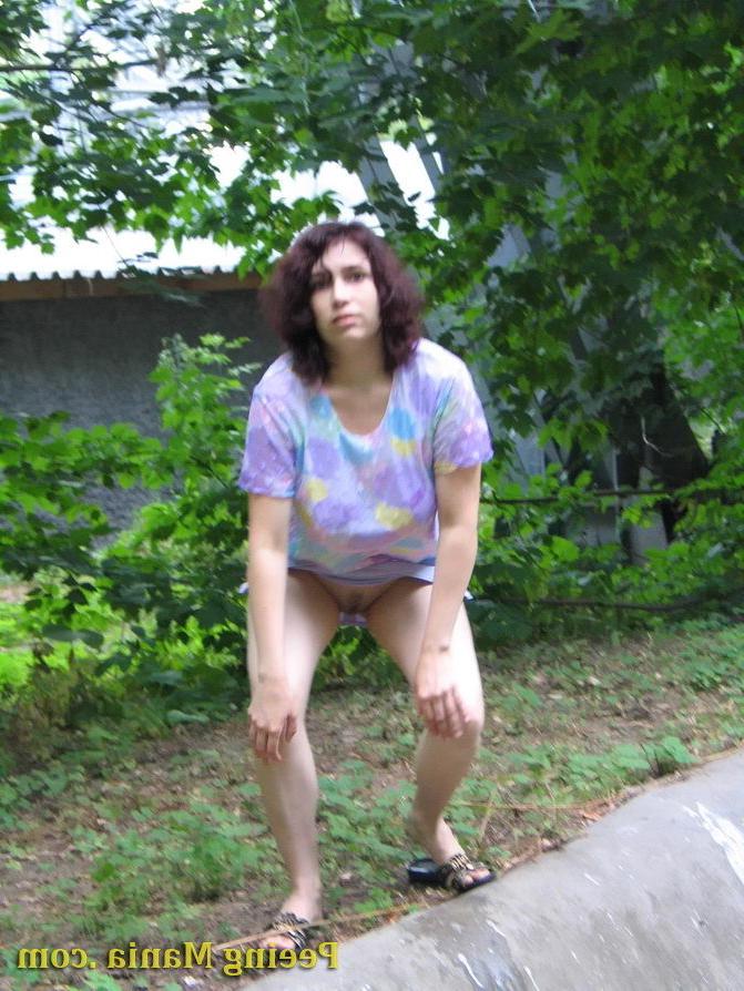 15P Pretty girl pulls up her short skirt and starts making a pee outdoors