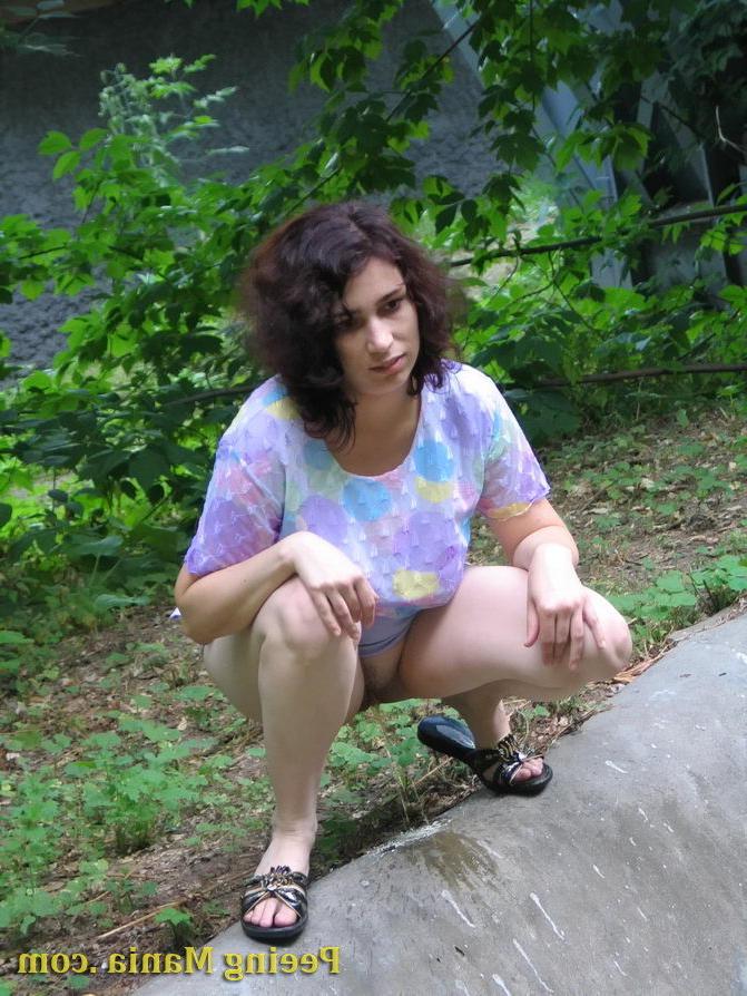 15P Pretty girl pulls up her short skirt and starts making a pee outdoors