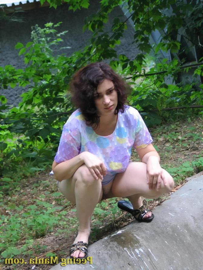 15P Pretty girl pulls up her short skirt and starts making a pee outdoors