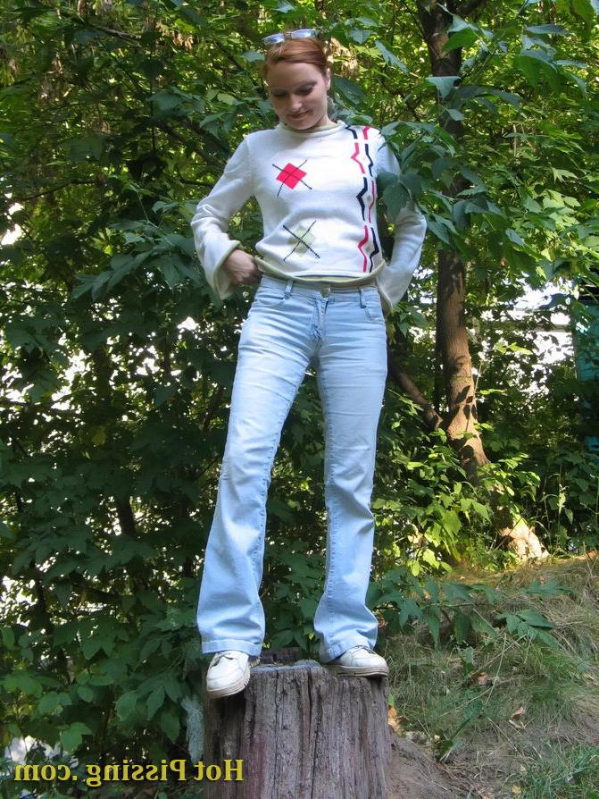 15P Amiable chickie climbs on a stub and starts doing a pee-wee selflessly