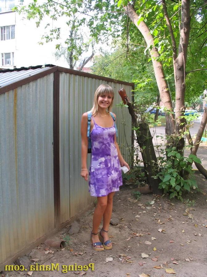 15P Lovely blondie gets squatted and empties her bladder behind a garage