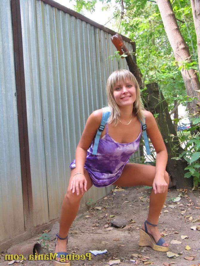 15P Lovely blondie gets squatted and empties her bladder behind a garage