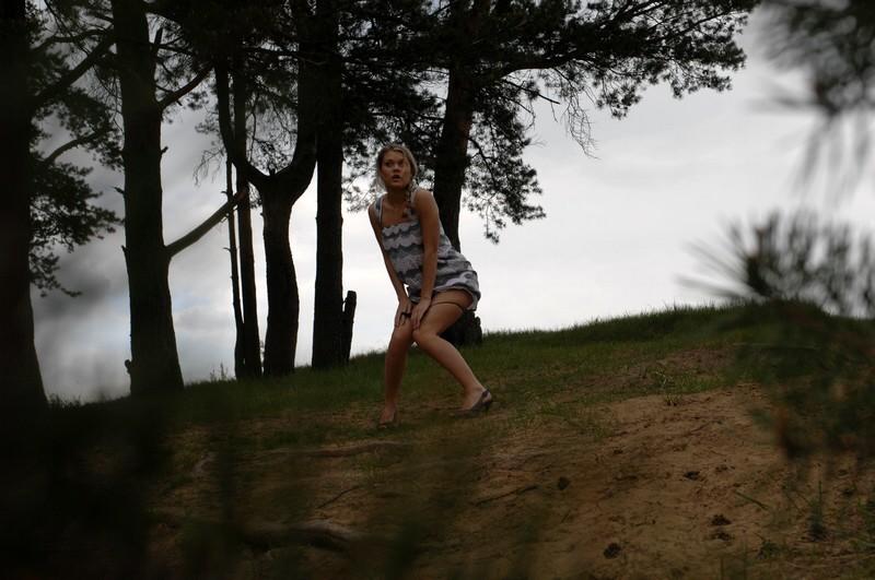 16P Yummy blonde babe pees outdoors when she thinks she is alone