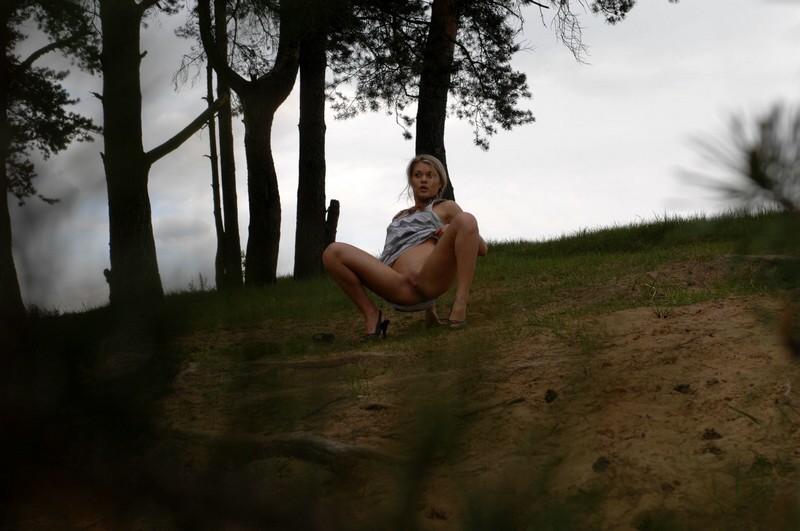 16P Yummy blonde babe pees outdoors when she thinks she is alone