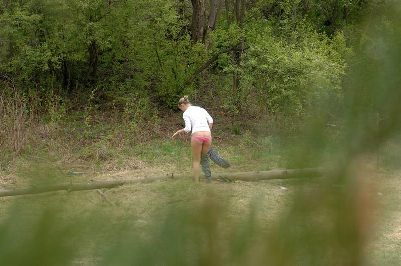 16P Nice ass blonde babe strips down and takes a piss outdoors