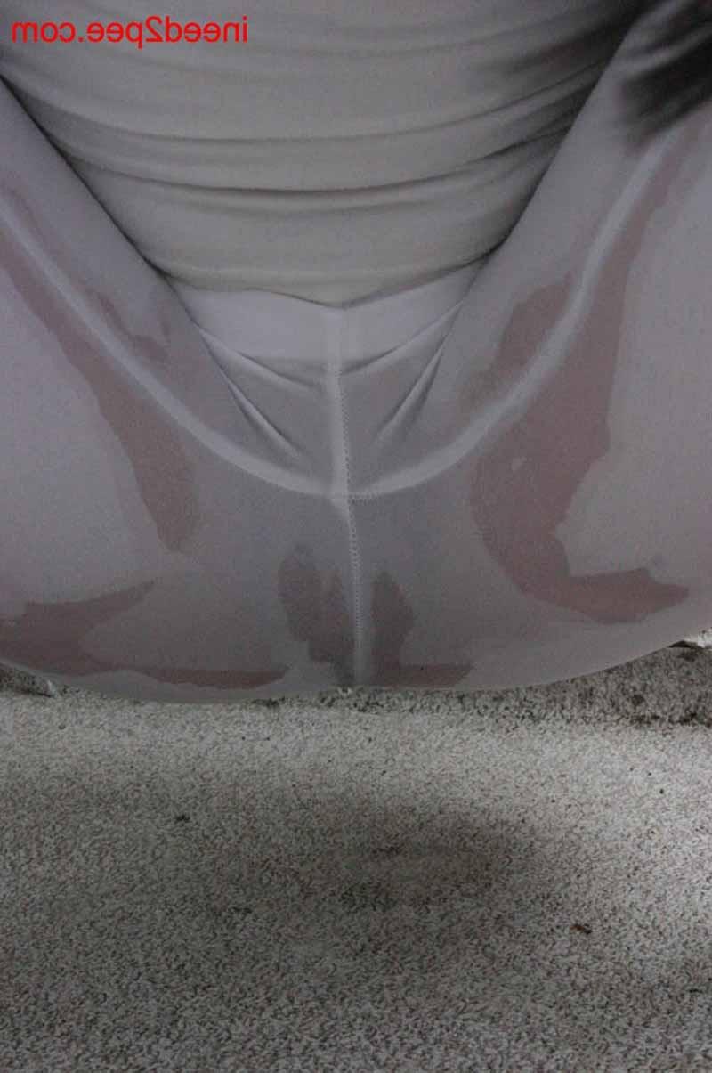 16P Very sexy petite chick peeing in her white tight pants