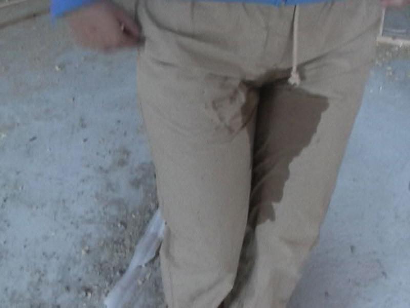 16P Hot  chick can not prevent peeing in her panties