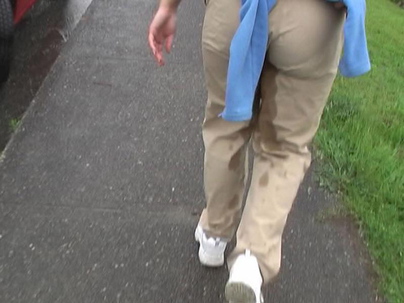 16P Hot  chick can not prevent peeing in her panties