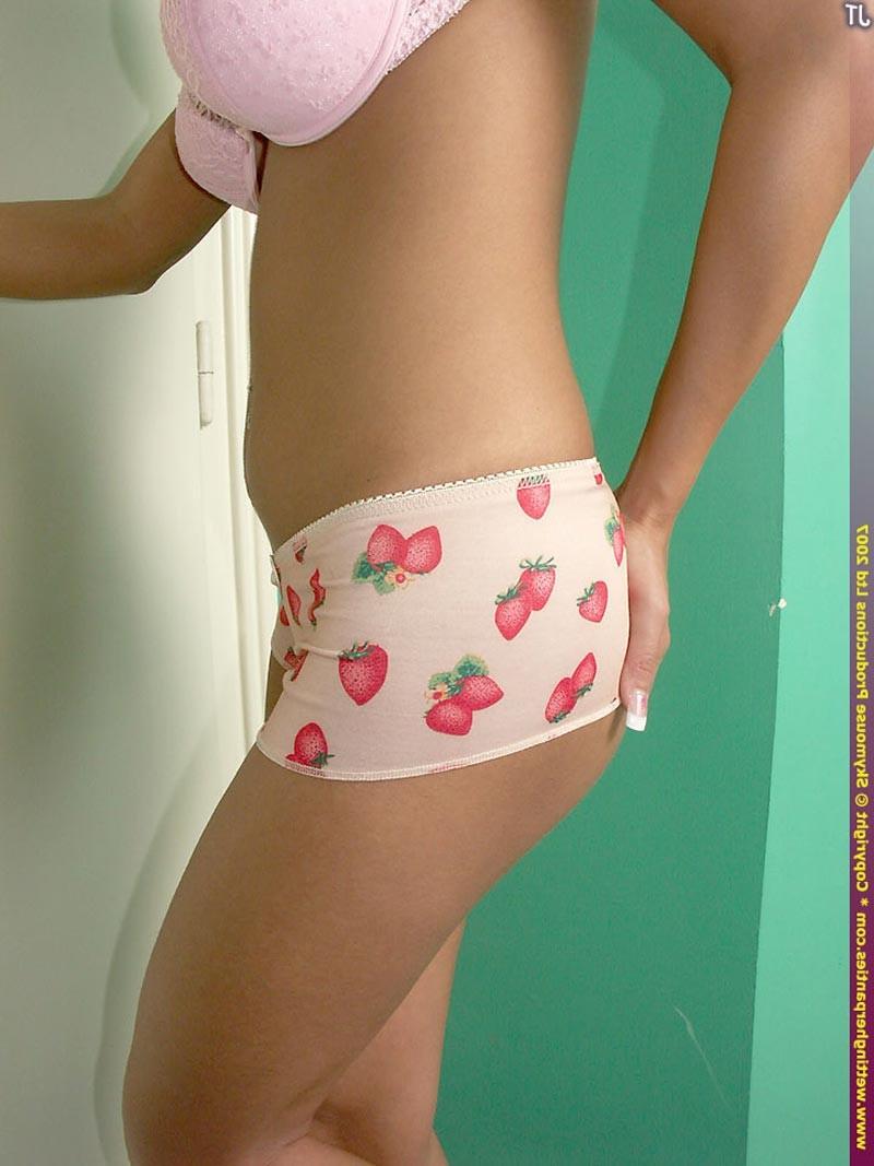 16P Sexy babe can not prevent peeing in her panties