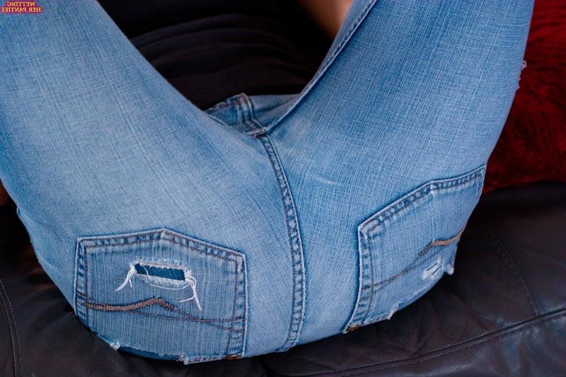 16P Teen chick can not prevent peeing in her panties