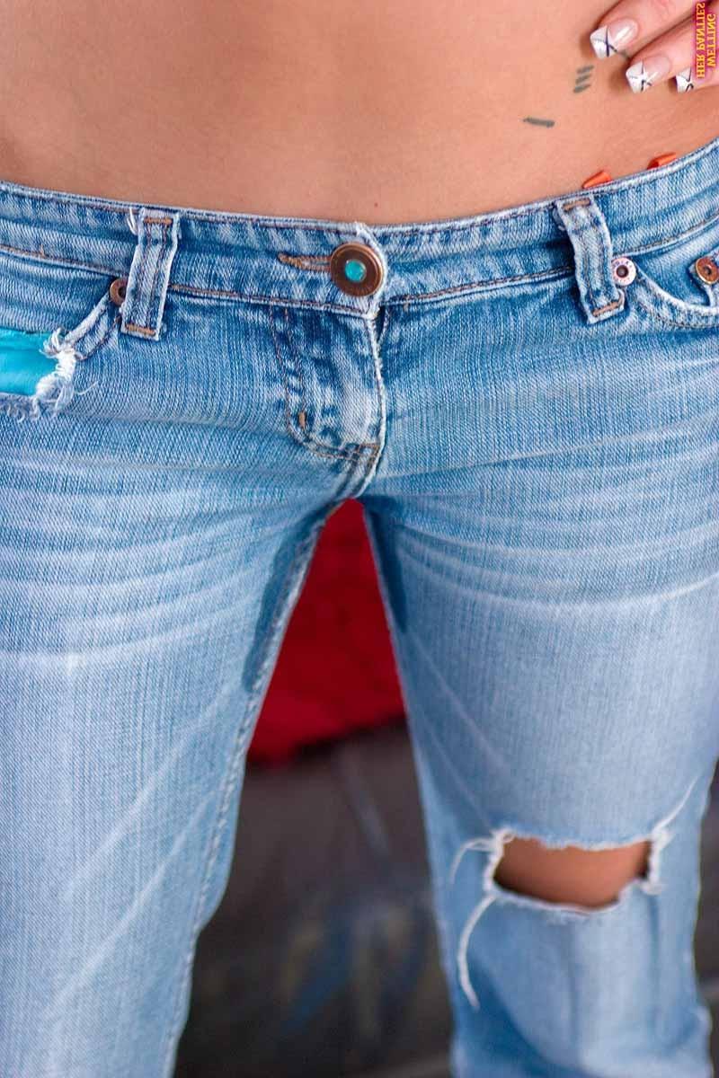 16P Teen chick can not prevent peeing in her panties