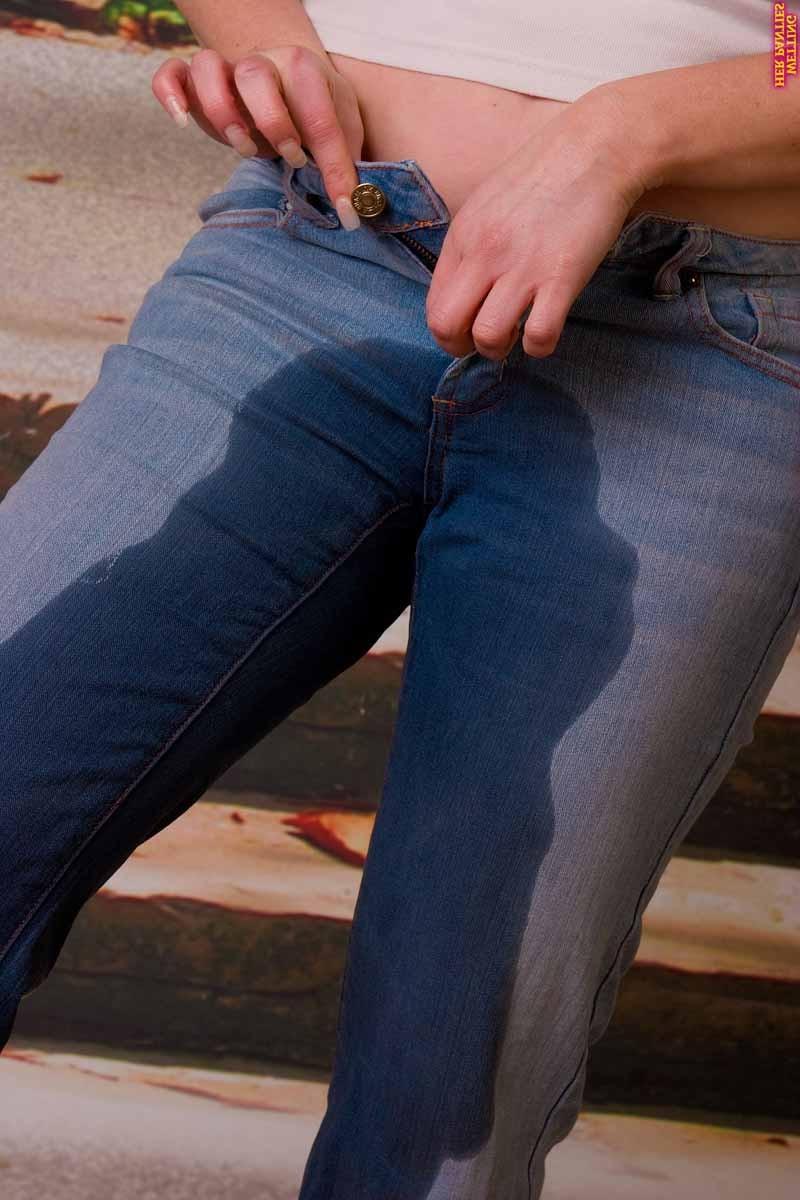 16P Housewife can not prevent peeing in her jeans