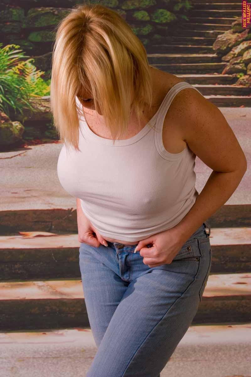 16P Housewife can not prevent peeing in her jeans